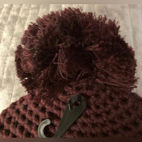 NWT UGG Yarn Pompom Knit Beanie IN PORT (O/S) - Picture 6 of 9